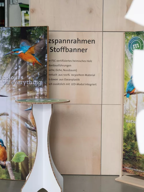 Nachhaltiger Messestand aus Holzwänden und einen recylceten Stehtisch aus Holz