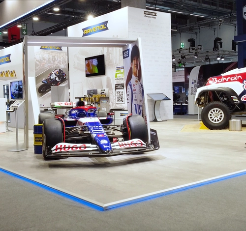 Individueller Messestand für Ravenol – hochwertiger Messebau mit markanter Markeninszenierung und Produktpräsentation“