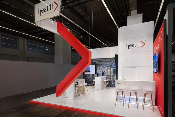 Gesamtansicht des Stands mit leuchtender LED-Kante