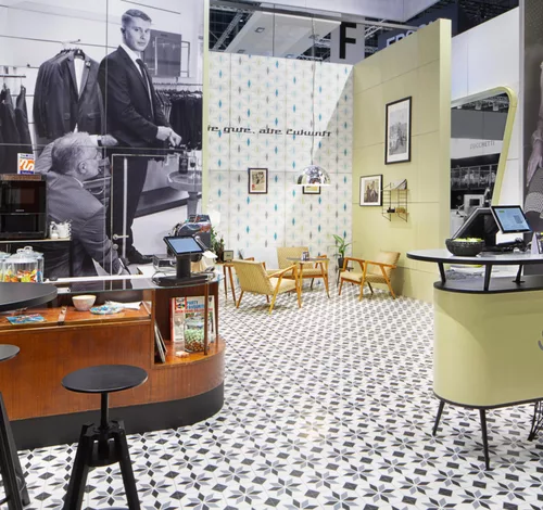 Messestand-Detail: Theke mit Technik und Vintage-Elementen bei Act’o-soft auf der EuroShop 2023