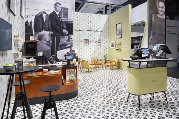 Messestand-Detail: Theke mit Technik und Vintage-Elementen bei Act’o-soft auf der EuroShop 2023