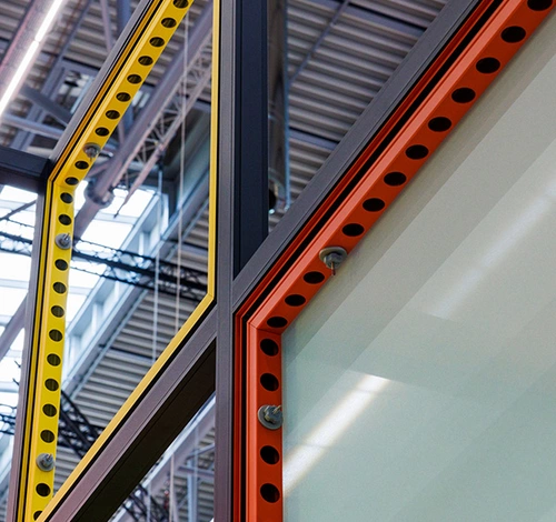 Zweigeschossiger Messestand von Aluvision mit LED-Wänden und farbenfrohem Design