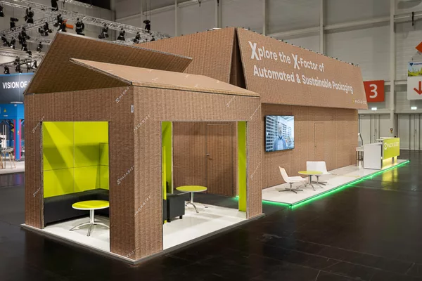 Blick auf den gesamten Packsize-Stand mit Kartonhülle und auffälliger Architektur.