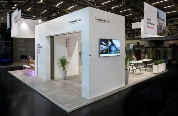Außenansicht mit rahmenlosem Fenster und Videowall.