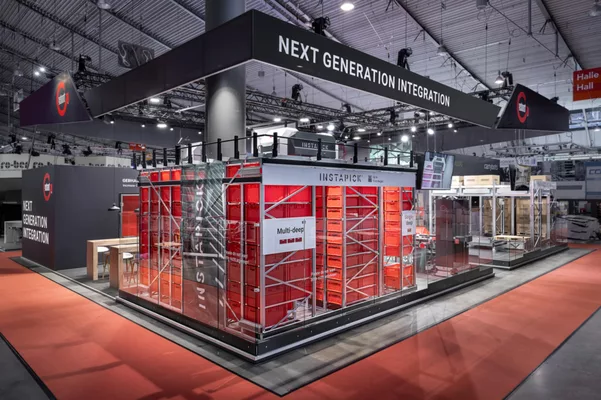 [Translate to English:] Detailansicht der LogiMAT-Messefläche mit Instapick-Lagerlösung und Next Generation Integration