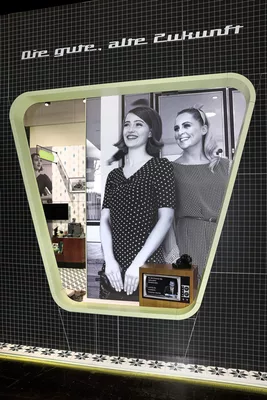 Schwarz-Weiß-Bild zweier Frauen mit Retro-Outfits – emotionale Markeninszenierung bei Act’o-soft