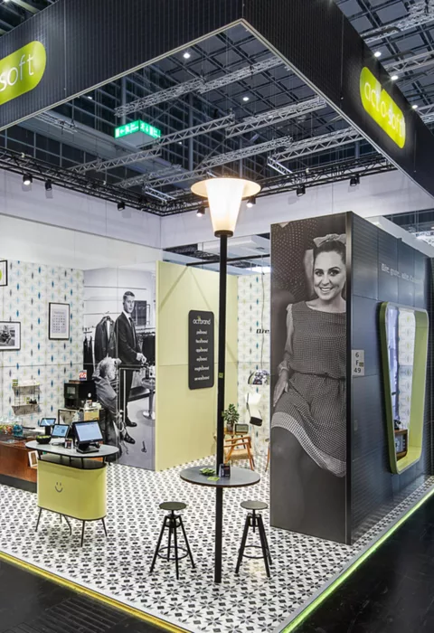 Rückansicht des Act’o-soft Messestands – 60er-Jahre Design trifft moderne Technik