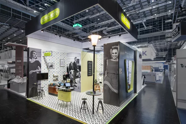Rückansicht des Act’o-soft Messestands – 60er-Jahre Design trifft moderne Technik