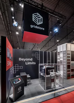 Gridstore-Logo auf Würfelträger über Stand mit interaktivem Bereich