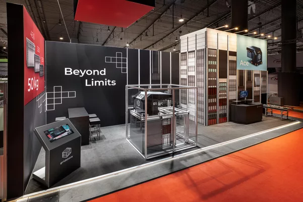 Gesamtansicht des Gridstore-Stands mit „Beyond Limits“-Slogan und Technik