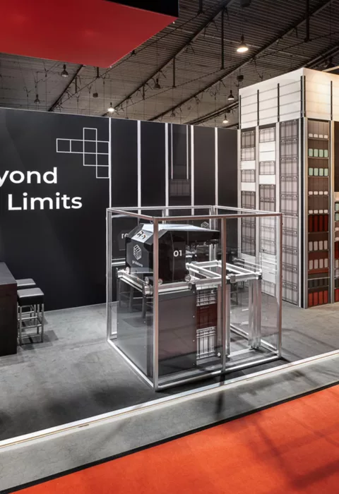 Gesamtansicht des Gridstore-Stands mit „Beyond Limits“-Slogan und Technik