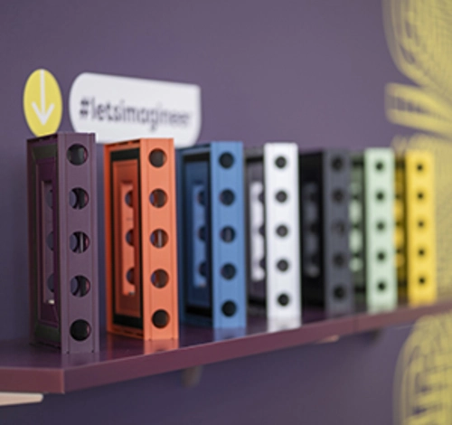 Detailansicht von farbigen Aluvision-Profilsystemen, die die Flexibilität und Vielfalt des modularen Aufbaus veranschaulichen.