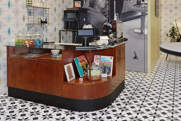 Retro-Theke mit Süßwaren und Plattencovern – nostalgisches Messestand-Detail von Act’o-soft