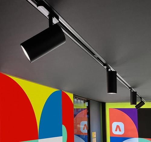 LED-Spots und modulare Wandgestaltung am Messestand von Aluvision
