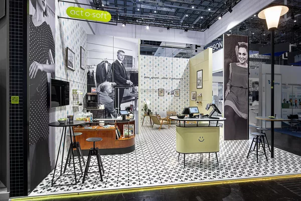 Messegestaltung mit Retrotheke, Schwarz-Weiß-Motiven und Vintage-Möbeln bei Act’o-soft