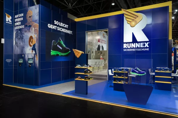  Detailansicht mit beleuchtetem 3D-Schuhmodell in Vitrine.