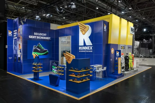  RUNNEX-Bereich mit Sicherheitsschuhen und großem Markenlogo.