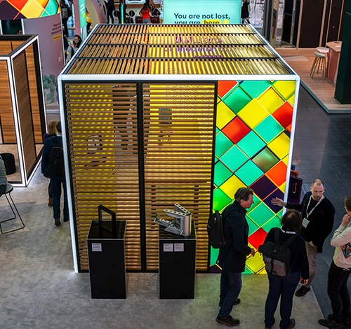 Ausstellungsbox mit Holzlamellen und integrierten LED-Paneelen