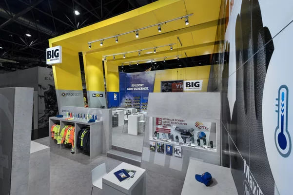  Übersicht über den Stand mit Produktdisplays und Videowand.