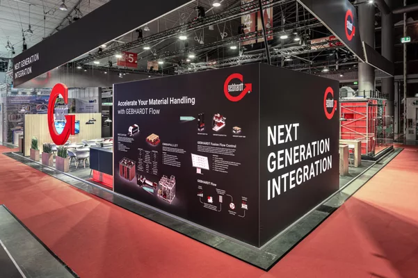 [Translate to English:] Gebhardt Messeauftritt mit großflächigem Markenbanner und beleuchteten Produktpräsentationen