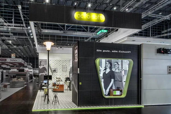 Gesamter Messestand von Act’o-soft auf der EuroShop 2023 mit Retro-Ladeninszenierung