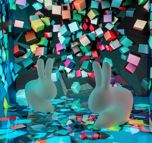 Installierte LED-Würfel mit Animationen und zwei Deko-Hasen