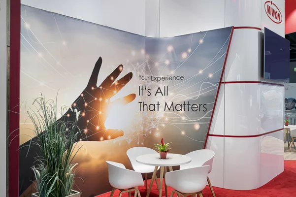 Nahaufnahme der Grafik mit Hand und Lichtpunkten – „It’s All That Matters“
