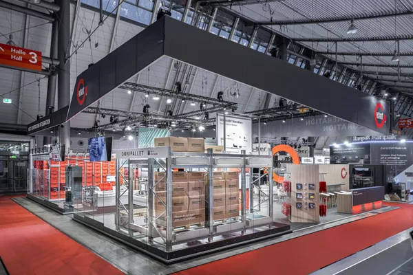 [Translate to English:] Gebhardt Messestand mit Omnipallet-Produktlösung und elegantem Empfangsbereich