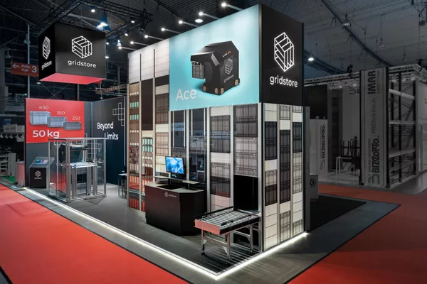 Messestand von Gridstore mit Stoffgrafik eines Lagerregals und Terminal