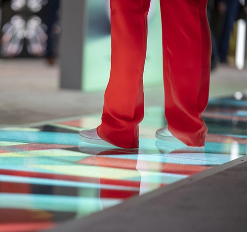 Leuchtende LED-Fläche unter den Füßen eines Besuchers