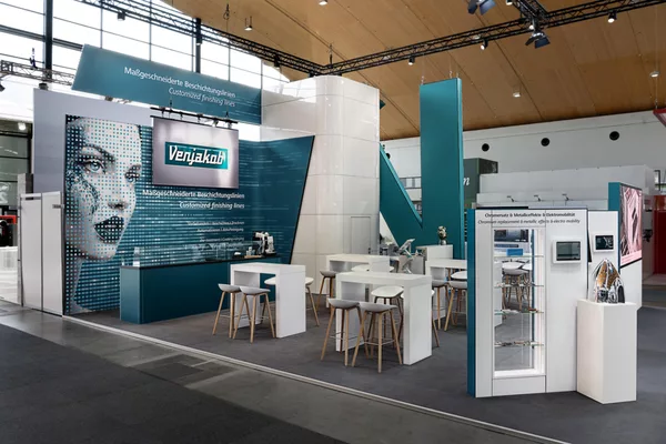 Seitliche Ansicht auf die Exponate mit hochwertig beleuchteten Vitrinen und informativen Displays.