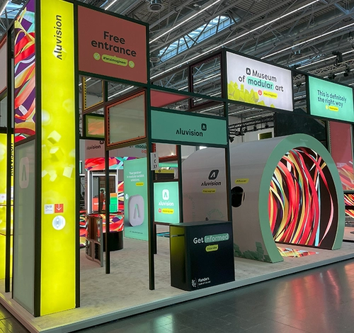 Aluvision Messestand mit integrierter Lounge und modularem Rahmensystem