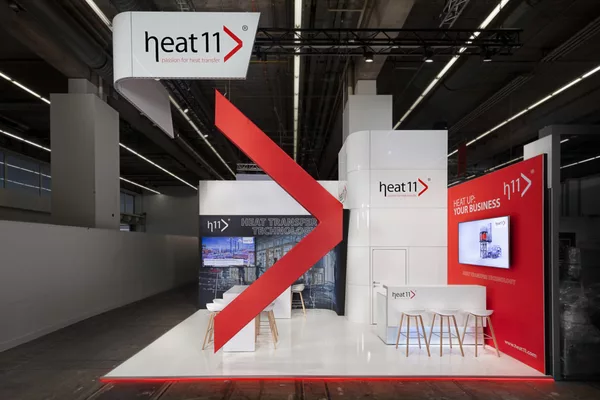 Messestand mit großem roten 3D-Pfeil und Heat 11 Logo