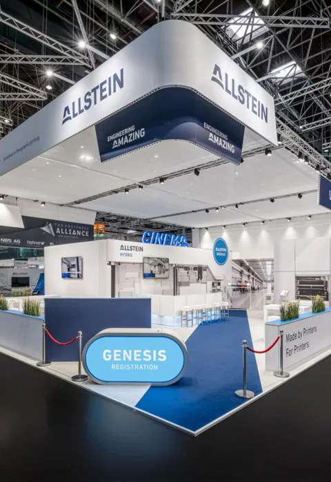 Gesamtsicht auf den Allstein-Stand mit 3D-Leuchtbuchstaben, zweifarbigem Bodenleitsystem und cleanem Branding.