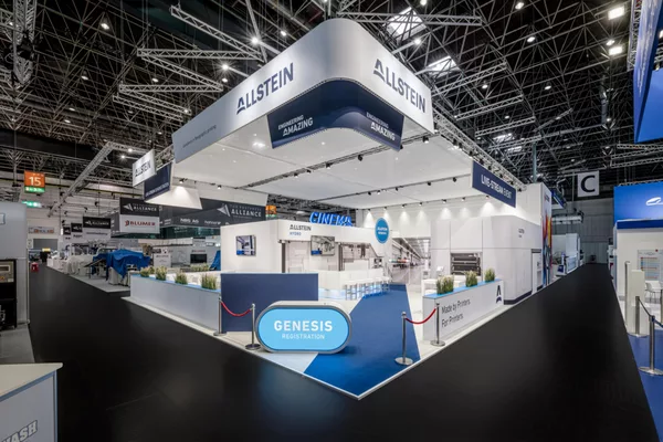 Gesamtsicht auf den Allstein-Stand mit 3D-Leuchtbuchstaben, zweifarbigem Bodenleitsystem und cleanem Branding.