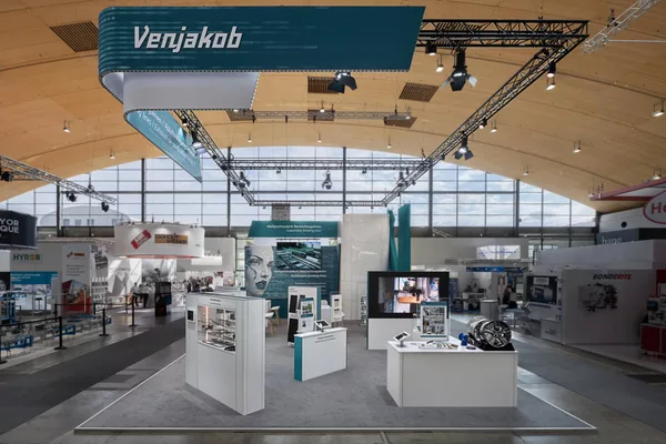 Gesamtdarstellung des Messestands von Venjakob mit markanter Deckenkonstruktion und zentraler Exponatfläche.