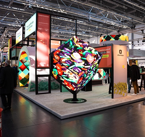 LED-Spots und modulare Wandgestaltung am Messestand von Aluvision