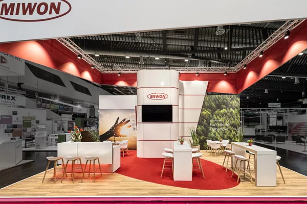 Frontansicht des Miwon-Stands mit zentralem TV-Panel und modernem Design