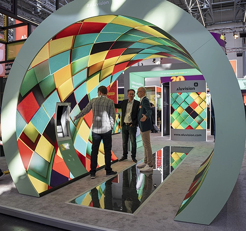  Begehbarer LED-Bogen mit farbintensiver Oberfläche