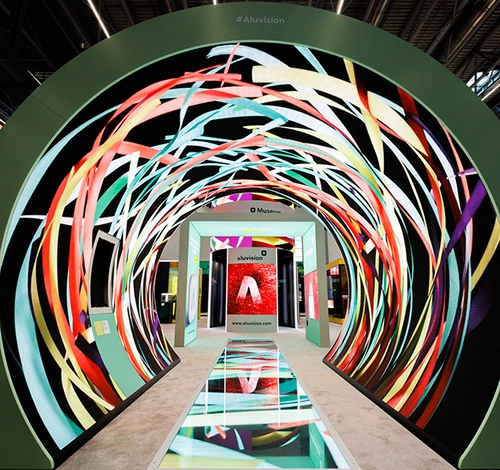 Innenansicht eines LED-Tunnels mit starkfarbigen Animationen