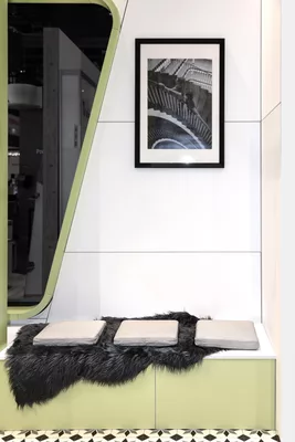 Design-Sitzbank mit Retro-Charme und Bildmotiv im Messestand von Act’o-soft