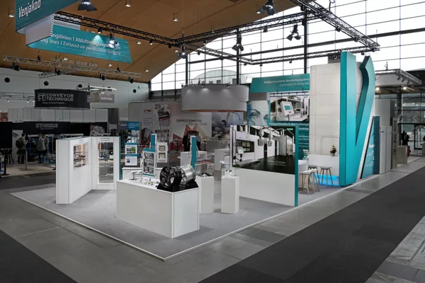 Kompletter Überblick des Venjakob-Stands mit offener Struktur, Präsentationstheken und hoher Fernwirkung durch XXL-Logo.