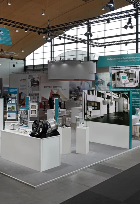 Kompletter Überblick des Venjakob-Stands mit offener Struktur, Präsentationstheken und hoher Fernwirkung durch XXL-Logo.