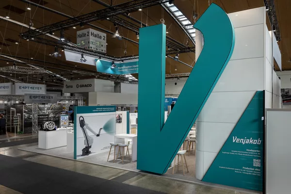 Imposantes XXL-Logo 'V' als Eye-Catcher im Rückbereich des Messestands.