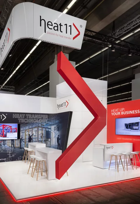 Kompakter Messestand mit rotem Element und modernem Design