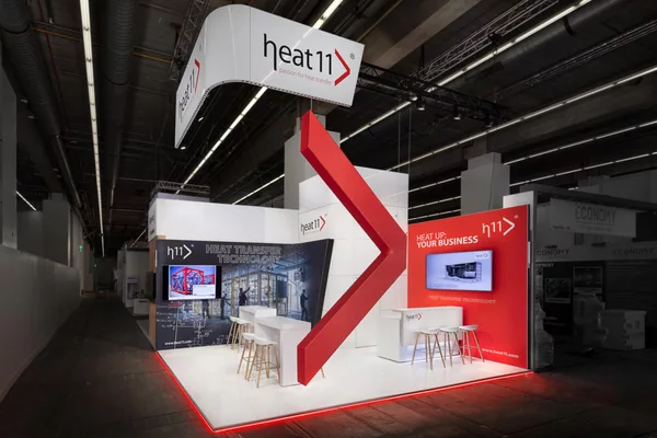 Kompakter Messestand mit rotem Element und modernem Design