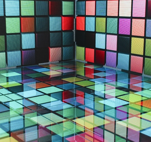 Farbintensive LED-Wand- und Bodeninstallation aus modularen Kacheln
